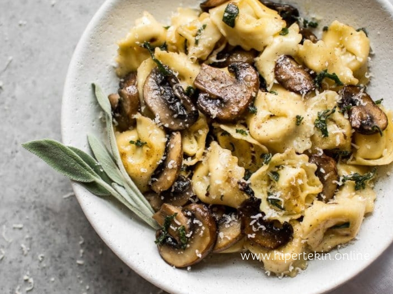 CHEESE TORTELLIN WITH BUTTER, MUSHROOM AND CRISPY SAGE CHEESE TORTELLIN WITH BUTTER, MUSHROOM AND CRISPY SAGE