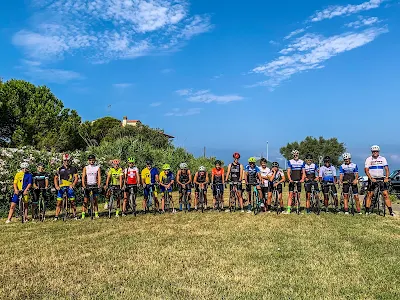 cycling tuscany coast full carbon road bike rental and shore guided excursions in Livorno hills Pisa Pise Italy