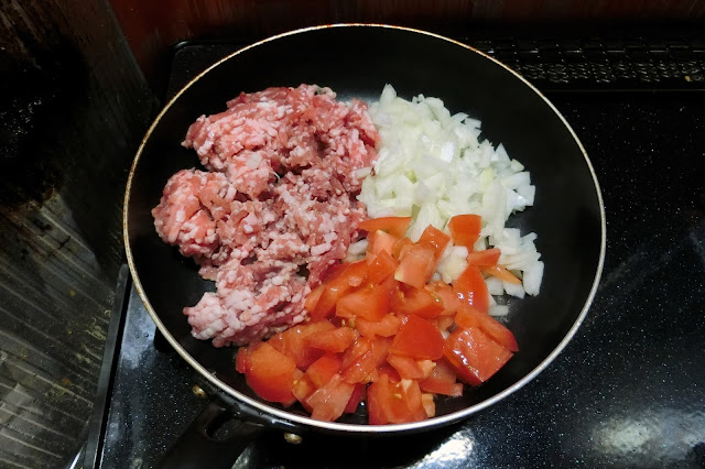 フライパンに油をひかずに中火でひき肉、トマト、玉ねぎを入れて炒め合わせます。