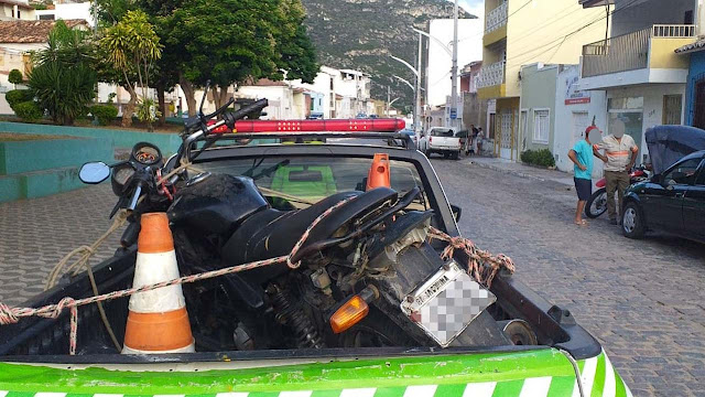 Motoqueiro foge da polícia em Jacobina, bate em carro e acaba preso