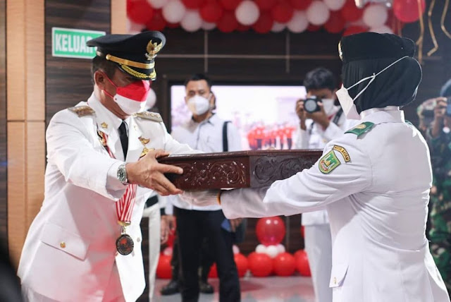 Rudi Pimpin Upacara Peringatan HUT ke-76 RI Yang Berlangsung Khidmat Rudi Pimpin Upacara Peringatan HUT ke-76 RI Yang Berlangsung Khidmat