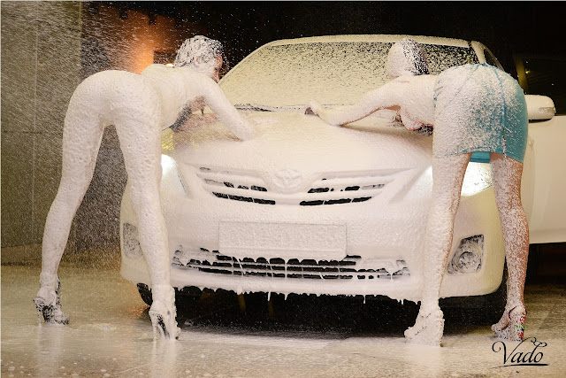 Toyota Corolla, fotki dziewczyn z autami, myjnia