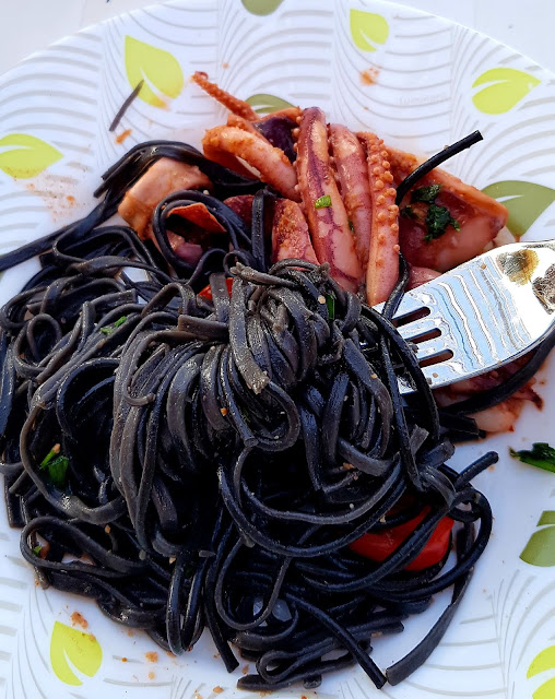 Encornets sautés&Spaghettis à l'encre de seiche noire ;Encornets sautés&Spaghettis à l'encre de seiche noire 