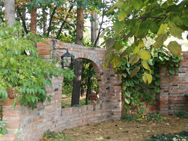 mała architektura ogrodowa z cegły