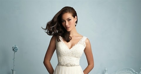 A Beautiful Proposal: 5 Wedding Dresses that are Perfect for a Beach