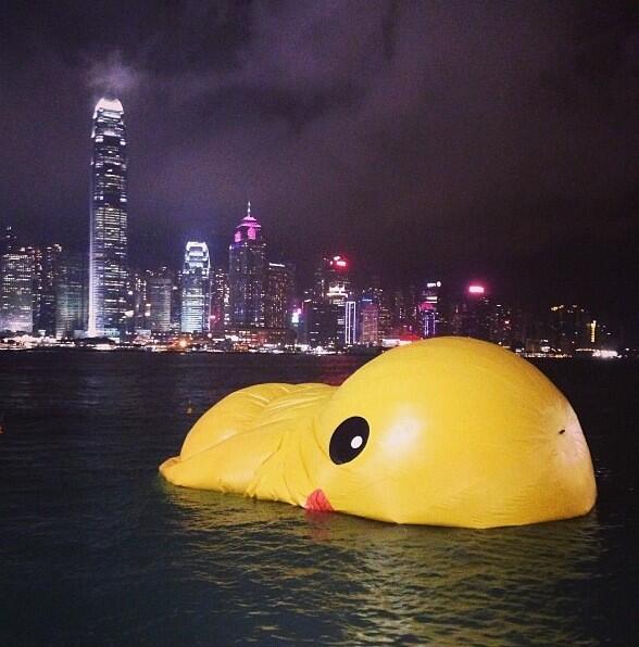 巨大な黄色いアヒルが旅をする。ラバーダックプロジェクト【a】しぼんだり破れたりするハプンングも多い？　香港で沈みかけるアヒル