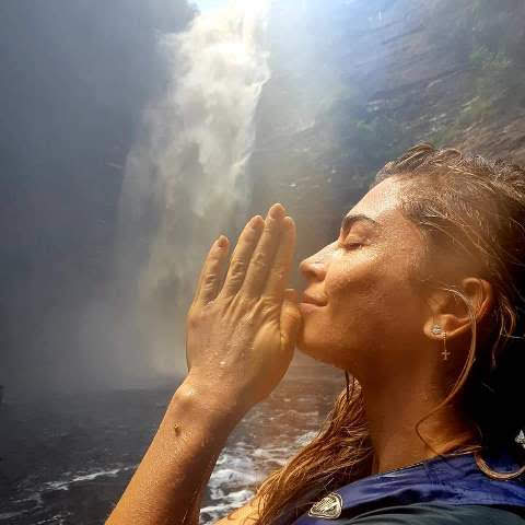 Grazi Massafera na Cachoeira do Buracão (Foto: Roney Guia)