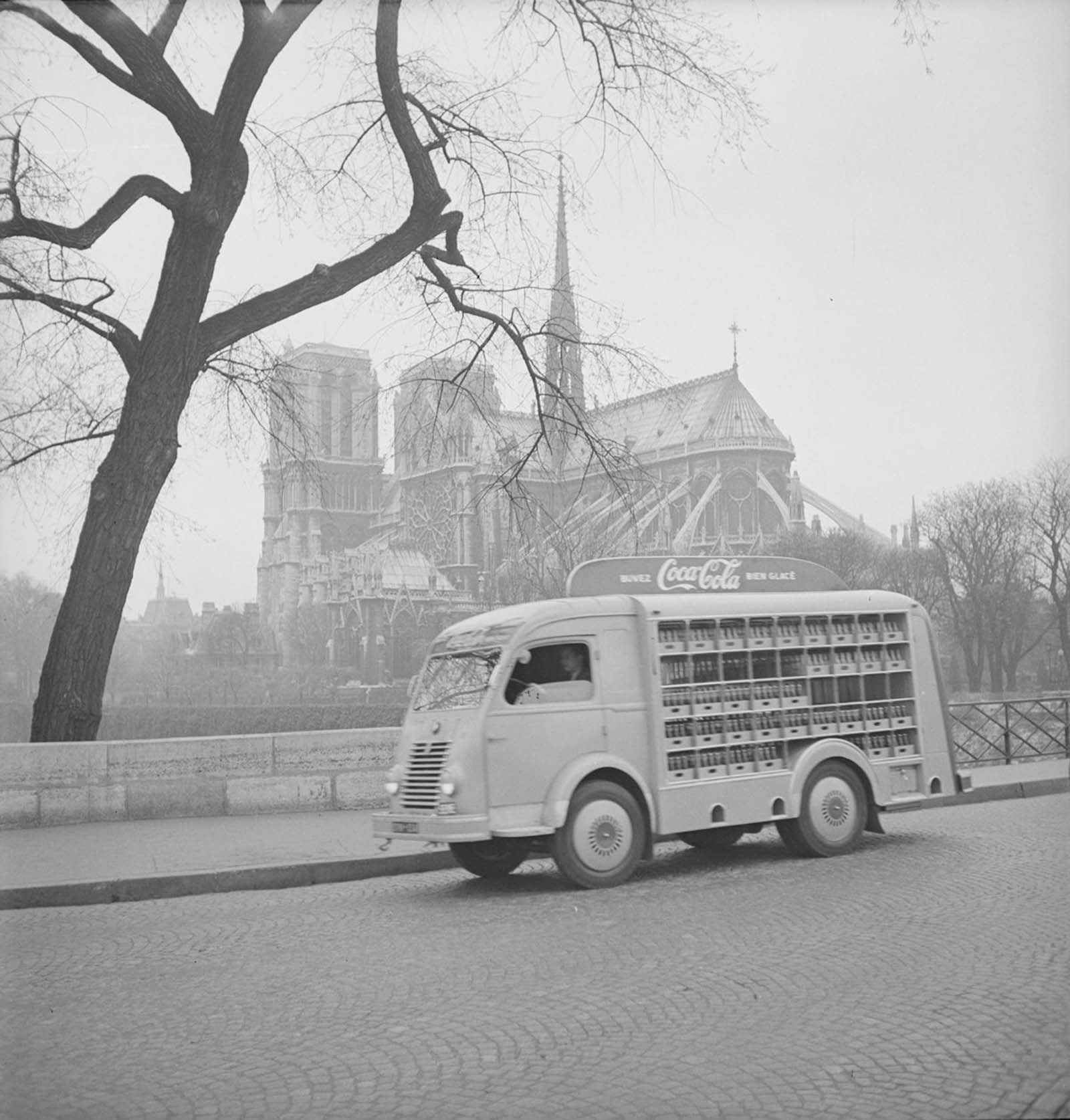 Kilátás egy Coca-Cola szállító teherautóról, amikor keresztezi a Pont de l'Archeveche-t, a Notre Dame de Paris katedrális közelében.