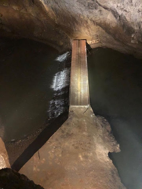 Stalagmit dan Stalaktit Postojna Cave Slovenia