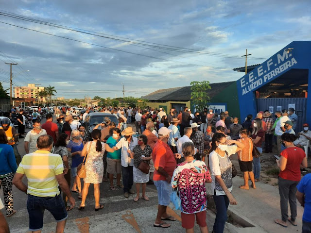 Idosos lotam frente de escola esperando vacina, em Ji-Paraná