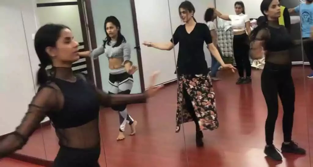 Netizen Lose Calm After Seeing Hira Mani's Dance Moves