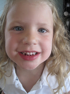 The Reed Family: Ruby Loses Her First Tooth!