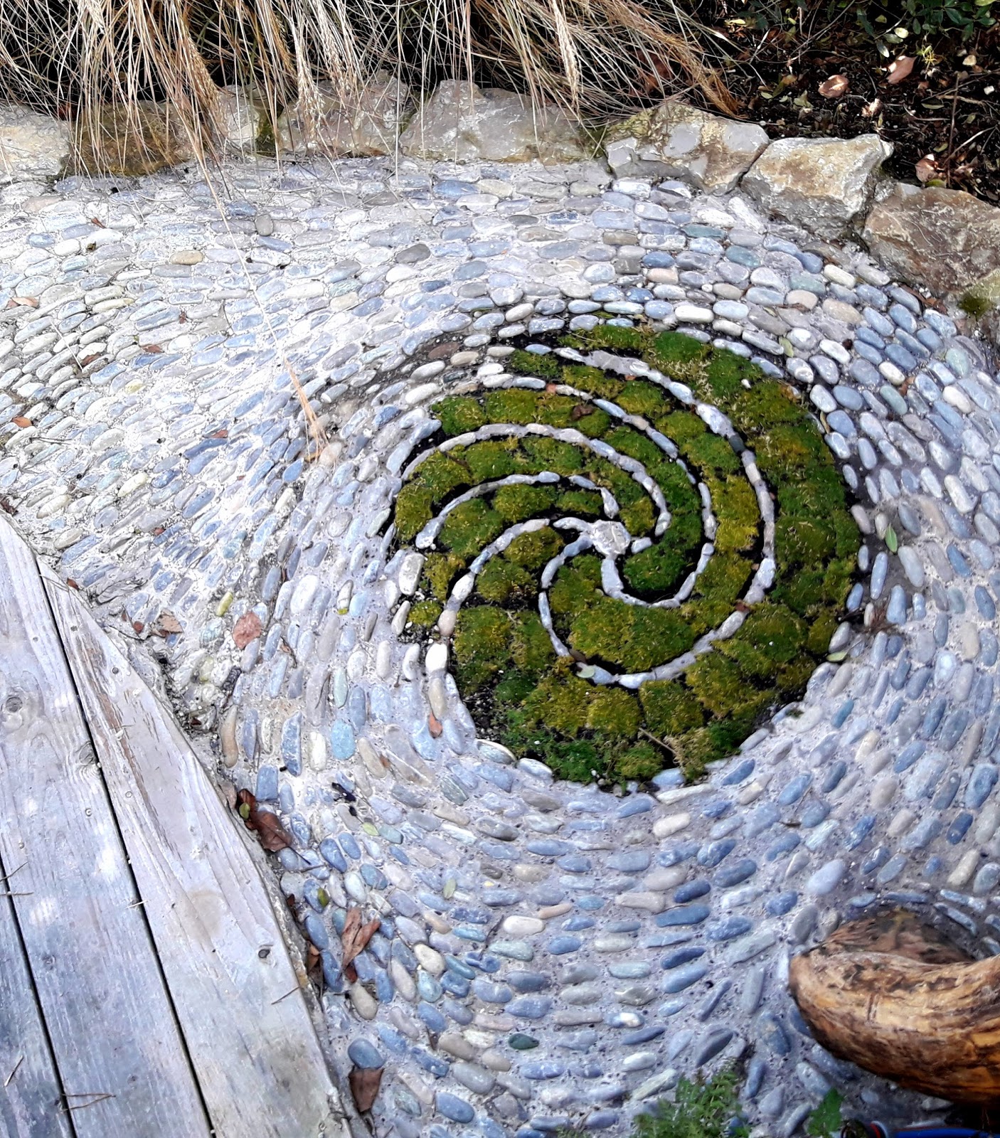 Garten Westwind, ein kleiner Familiengarten Flußkiesel Mosaik