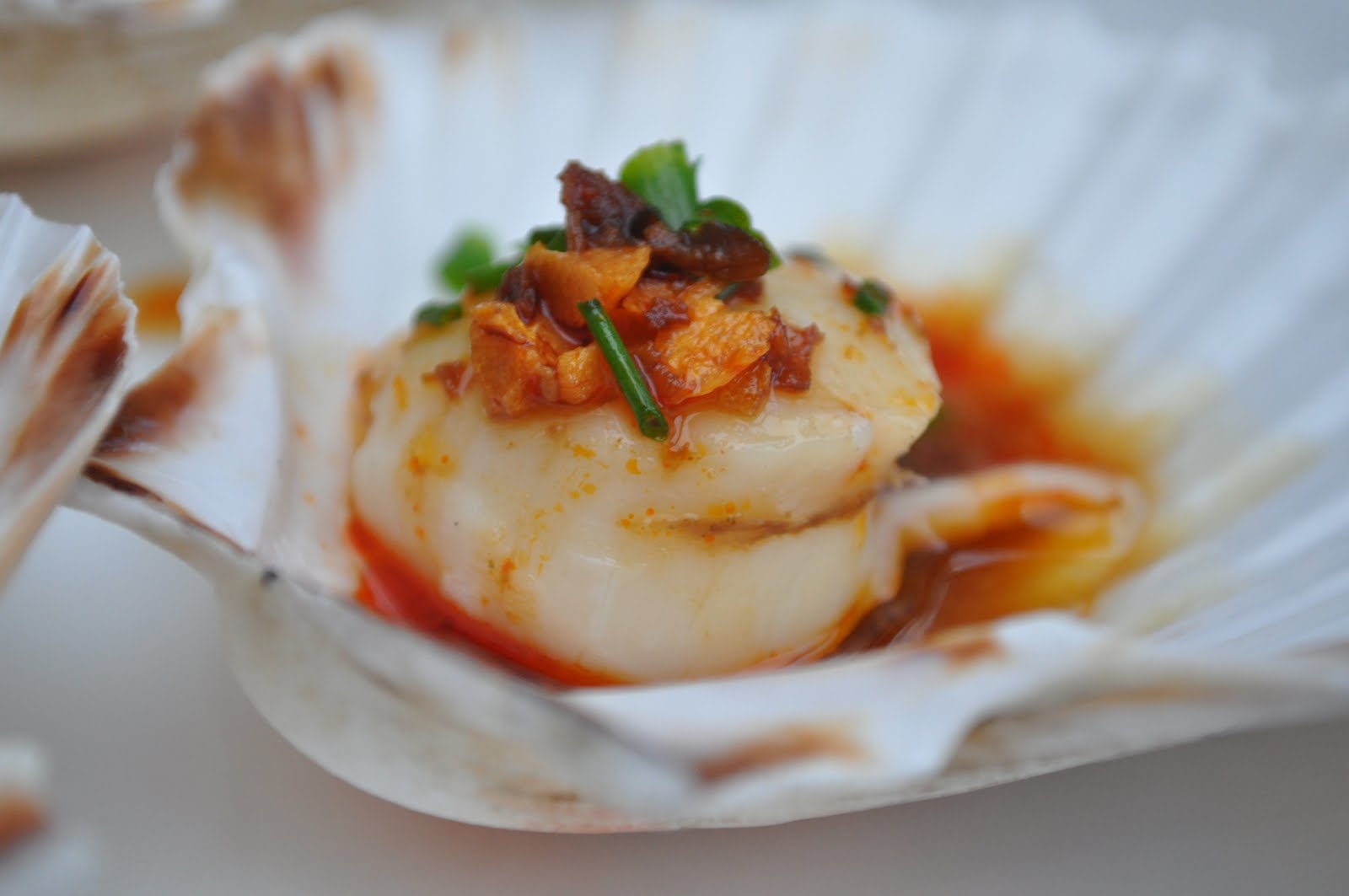 Apron's Delight Steamed scallop with chilli garlic oil