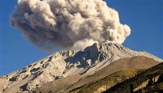 Βρυχάται το ηφαίστειο Ubinas στο Περού
