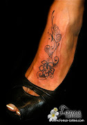 Tatouage de papillon et hibiscus sur le pied par Tahiti tattoo à Sanary (tatouage sur le pied avec papillon et hibiscus)