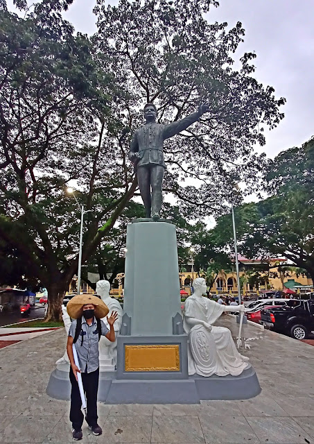 Mishi Magno listens to the historian of Cabanatuan