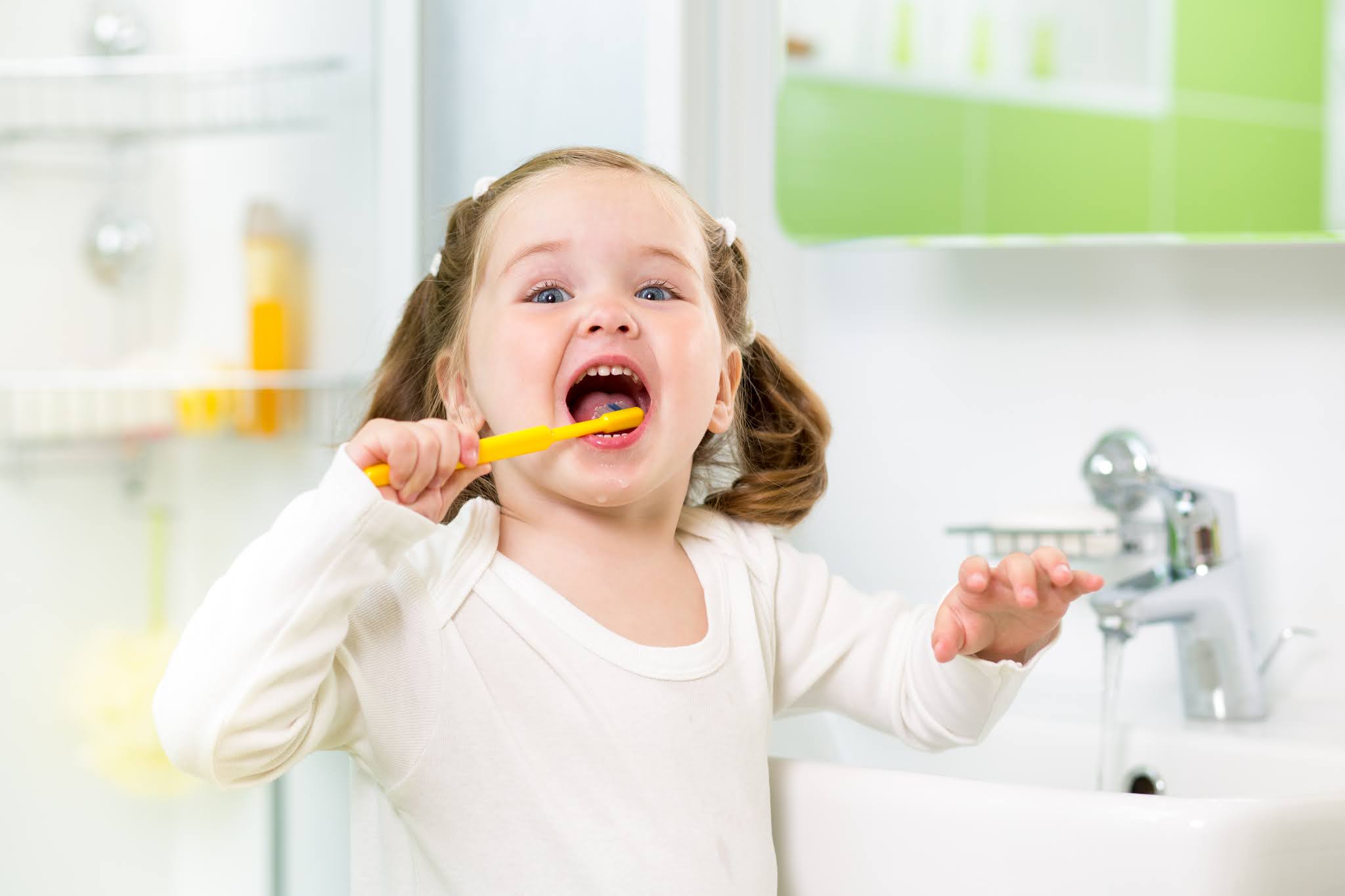 Гигиена детей 2 3 лет. Ребенок чистит зубы. Детская гигиена. Гигиена полости рта для детей. Зубная паста для детей.