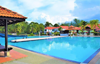 Resort siap kolam renang yang luas.
