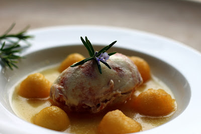 Pochierte Apfelbällchen (Boskop) in Rosmarin-Karamellsauce mit Marzipan-Karamellapfel-Eis. Mein Dessert für die Reportage über meinen Supperclub bei "Abenteuer Leben" auf Kabel 1 | Arthurs Tochter Kocht by Astrid Paul