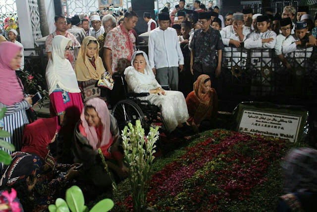 Prasasti Makam Gus Dur Resmi Dibuka untuk Publik Prasasti Makam Gus Dur Resmi Dibuka untuk Publik