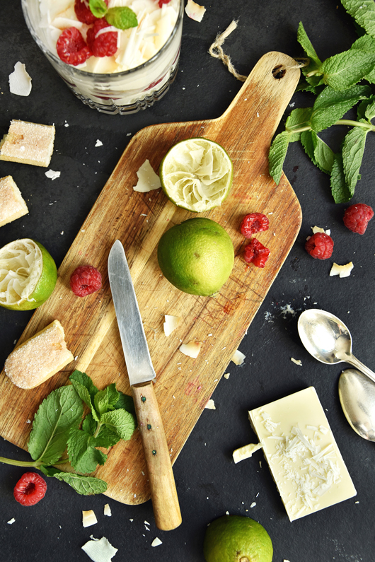 Sommerdessert mit Kokos, Limetten und Himbeeren