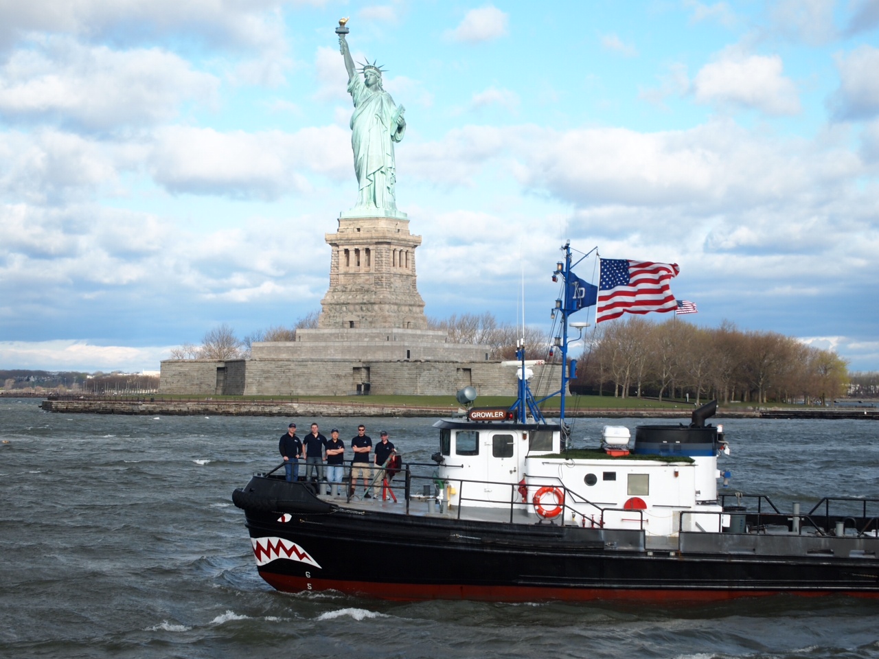 Kings Point Waterfront Growler and the Lady