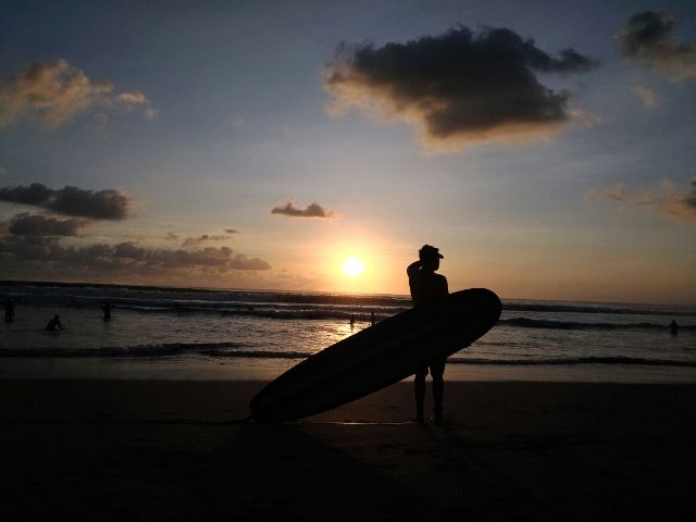 sunset di pantai kuta bali sunset pantai kuta bali