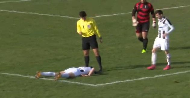 فيديو: بعد 15 دقيقة من بدء المباراة.. تسديدة قوية تقتل لاعب كرة قدم وزملاؤه ينهارون !