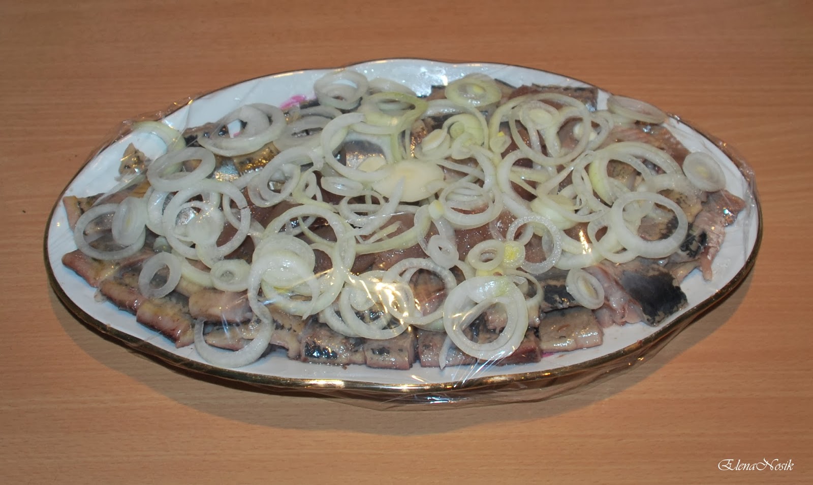 Селедка филе с луком. Селедка пряная. Селедочка с лучком. Сельдь в селедочнице. Сельдь по датски.