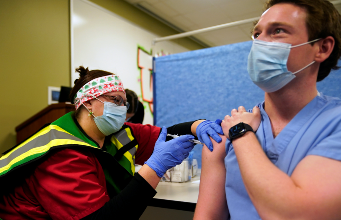 Trabajadores de primera línea en la lucha contra el COVID-19 recibieron la vacuna Pfizer-BioNTech en una dependencia de salud en el estado de Indianápolis, EE.UU., el 16 de diciembre de 2020.