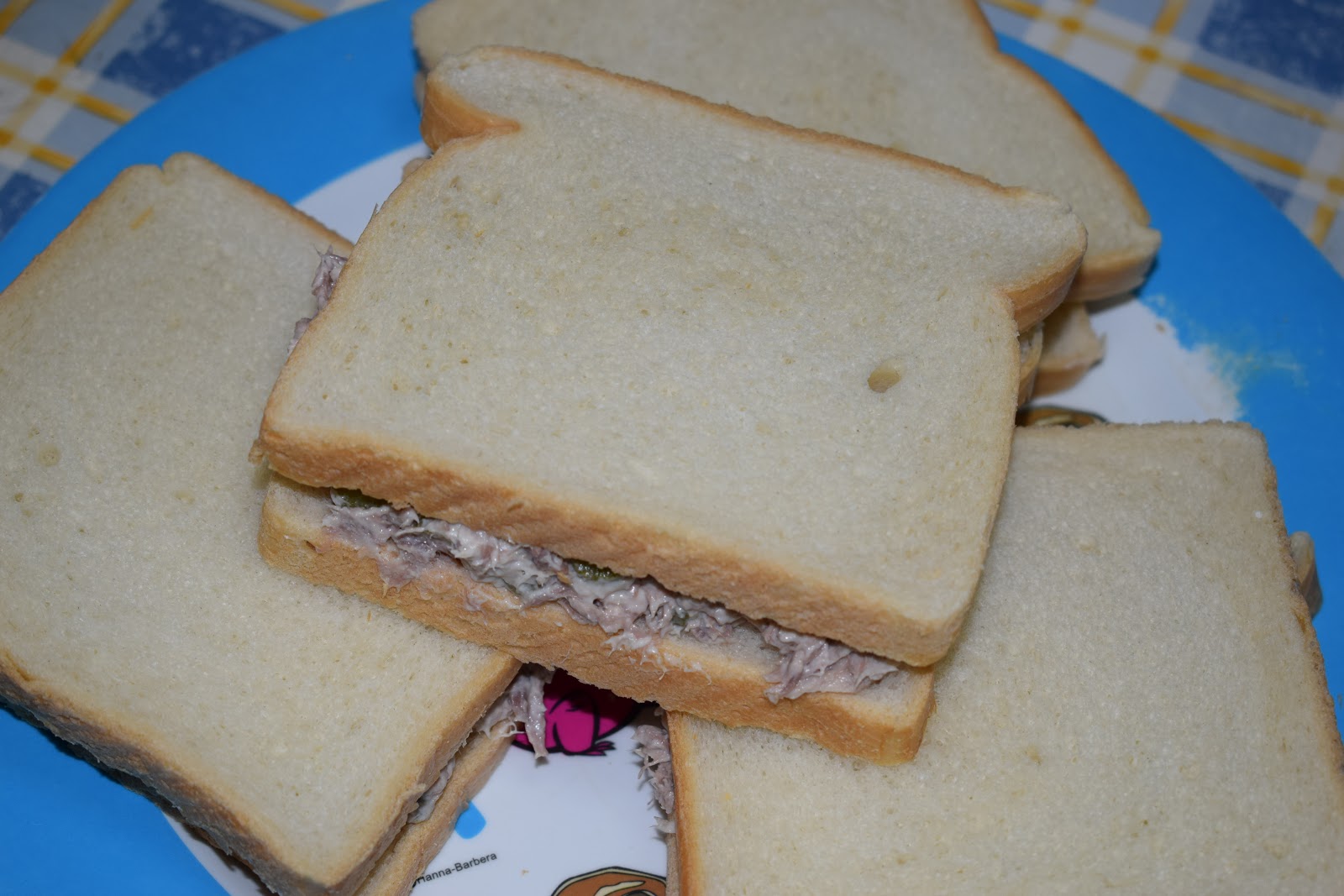 Sandwich de pollo con mayonesa y pepinillos