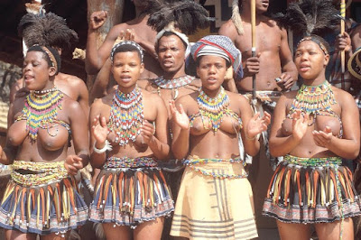 Les Ndébélés sont un peuple de l'Afrique du Sud du groupe des Ngunis. Ils vivent au nord-sud et à l'est de Pretoria ainsi qu'au Zimbabwe. Les Ndébélés se répartissent en trois nations distinctes