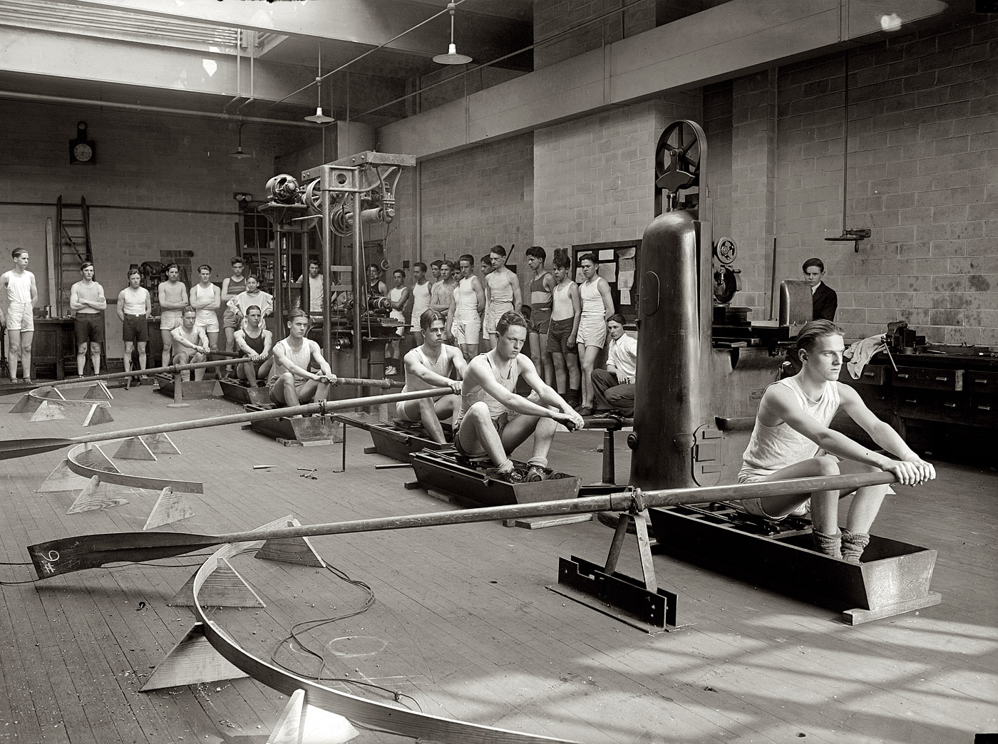 Когда появился спорт квадробика. Спорт 19 века. Спорт 20 века. Тренажерный зал начало 20 века. Советские спортивные залы.