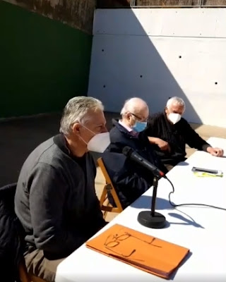 Josep Coll ens recorda la Trinitat Nova dels anys 60 en un acte al pati de l'antiga escola Benjamí