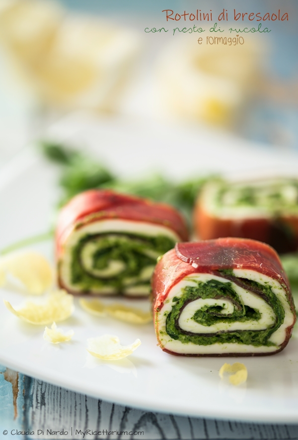 Rotolini di bresaola con pesto di rucola e formaggio