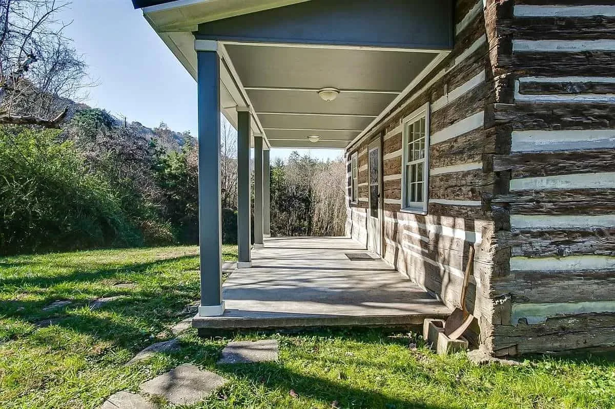 affordable-log-cabin-porch