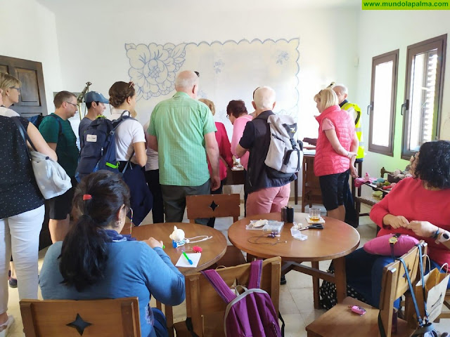 El Cabildo promociona la artesanía de La Palma con visitas de grupos turísticos a la Escuela Insular en Mazo