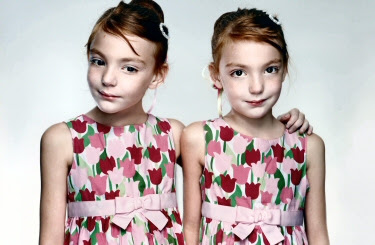 Do identical twins have 100% same DNA
