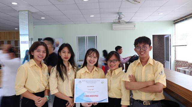 Đồng phục áo sơ mi trường ĐH Ngân Hàng