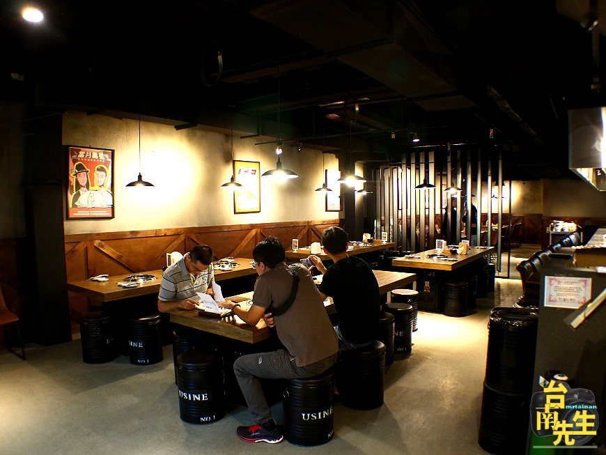 台南燒烤餐廳/嚴選冷藏頂級肉品/全牛套餐期間限定/木炭烘烤香氣撲鼻/桌邊代烤服務親切專業/傳承日式燒肉文化