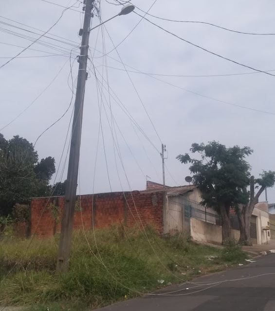 Queda de árvore atinge carro e motocicleta e deixa bairro sem energia elétrica em Álvares Machado Queda de árvore atinge carro e motocicleta e deixa bairro sem energia elétrica em Álvares Machado