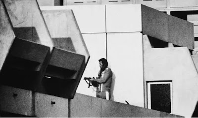 जर्मन कमांडो ऐसे फायरिंग कर रहे थे जैसे वे कबूतरों को निशाना बना रहे हो