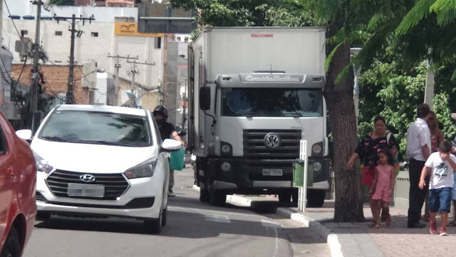 Caminhão é flagrado estacionado em calçada no centro de Jacobina