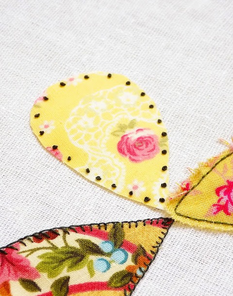 Trong ví dụ này, tôi đang dùng mũi thêu sa hạt để thêu