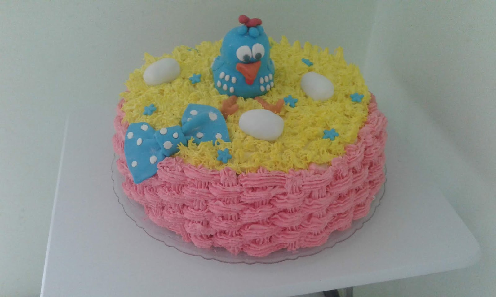 Cakes Michelle on X: Bolo e cupcakes decorados em chantilly com