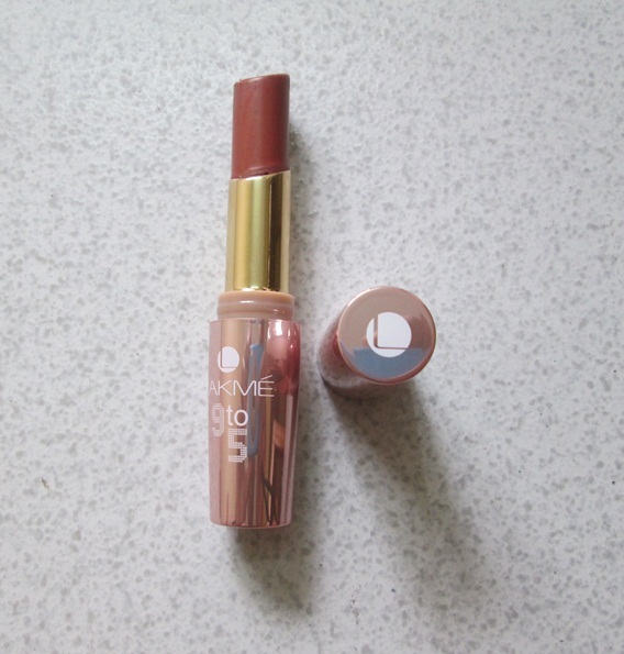 Lakme 9 to 5 Lip Color Oak Table Review, Swatches & LOTD