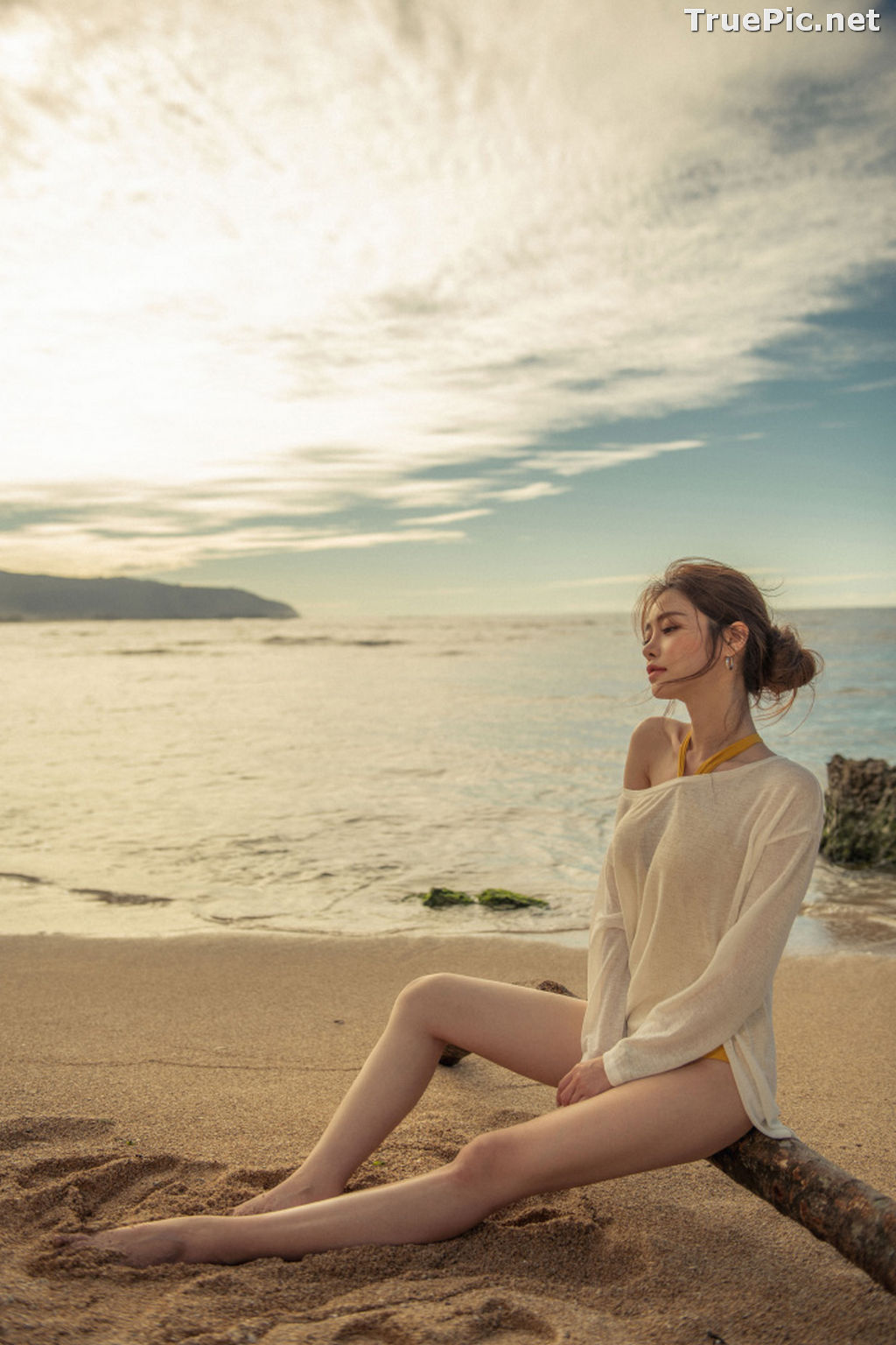 Image Kim Moon Hee - Korean Fashion Model - Golden Sundance Monokini - TruePic.net - Picture-4