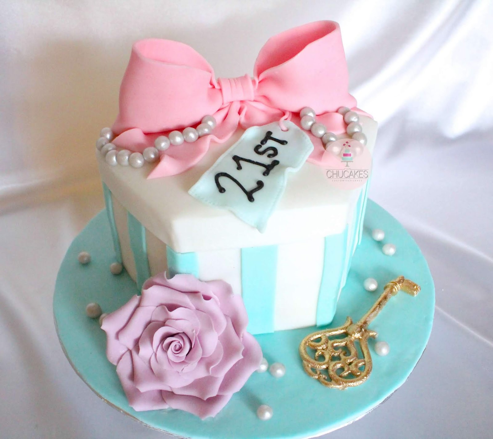 Louis Vuitton Cake Ideas  21st birthday cakes, Gift box cakes, Louis vuitton  cake