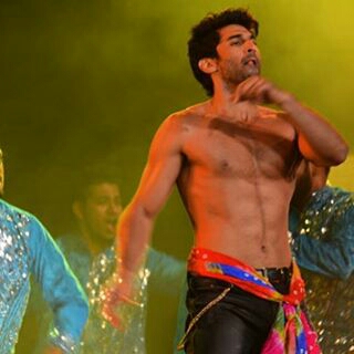 Shirtless Bollywood Men: Aditya Roy Kapur topless on Stage: Indian hunk